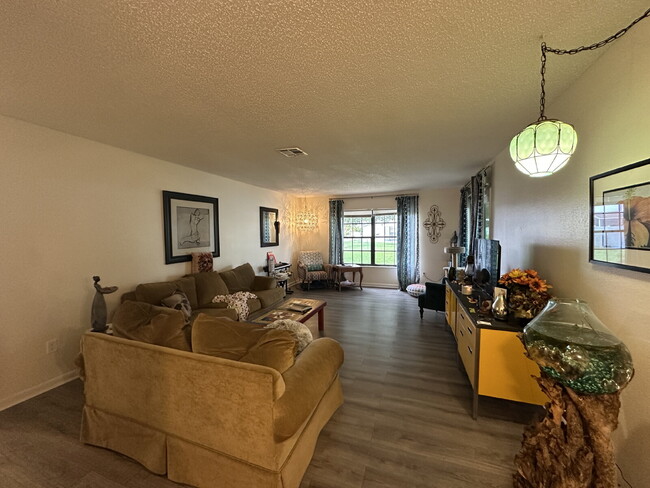 Building Photo - 3 bedroom, 2 bathroom home in Palm Bay wit...