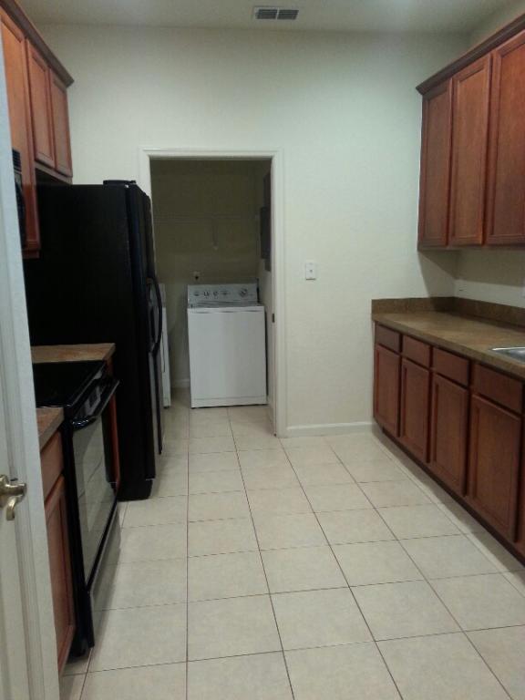 Foto del edificio - 3000 Laurel Park Ln