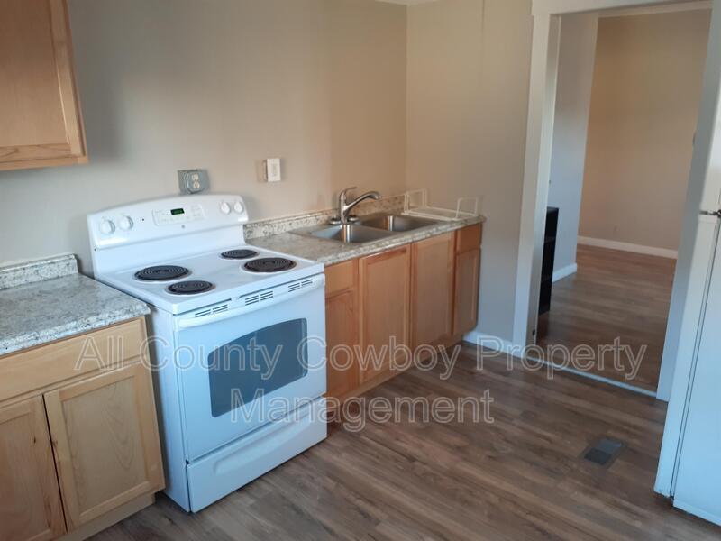 Primary Photo - 468 N Pine St