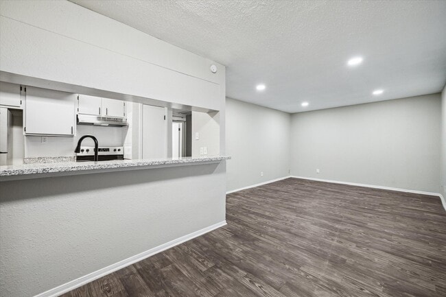 Cocina y sala de estar - Spring Branch Gardens Apartments