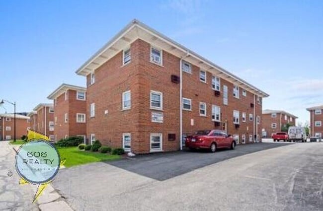 Building Photo - 9451 Maple Dr