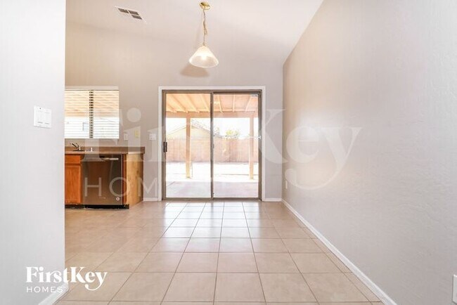 Foto del edificio - 14805 W Redfield Rd