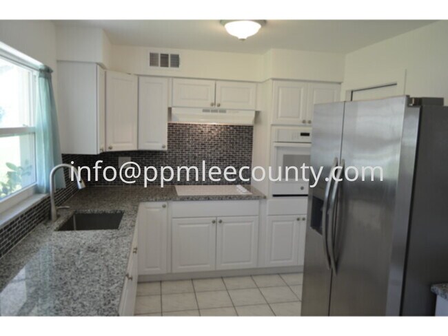 Building Photo - Yacht Club Florida Ranch with Fenced Yard