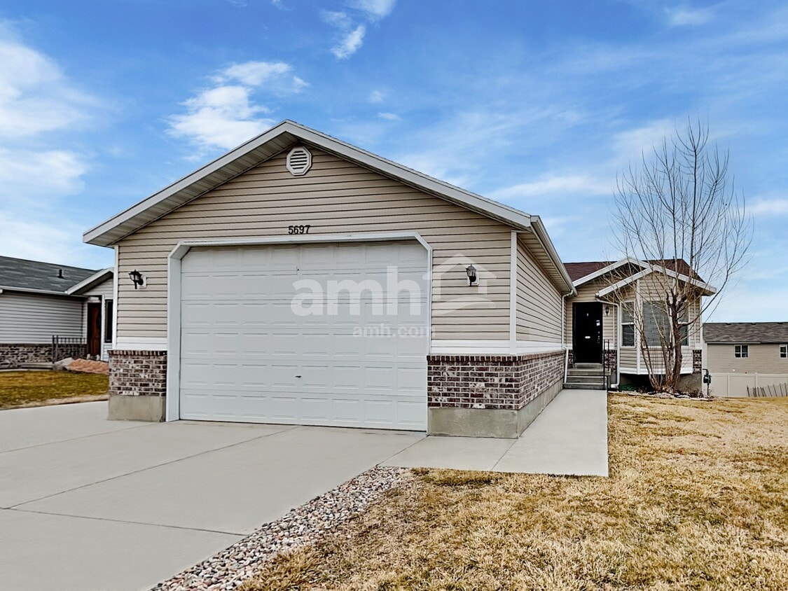Primary Photo - 5697 S Stone Flower Way
