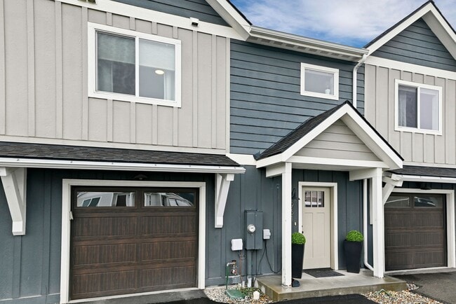 Building Photo - 3 Bedroom Townhome with Gorgeous Mountain Views