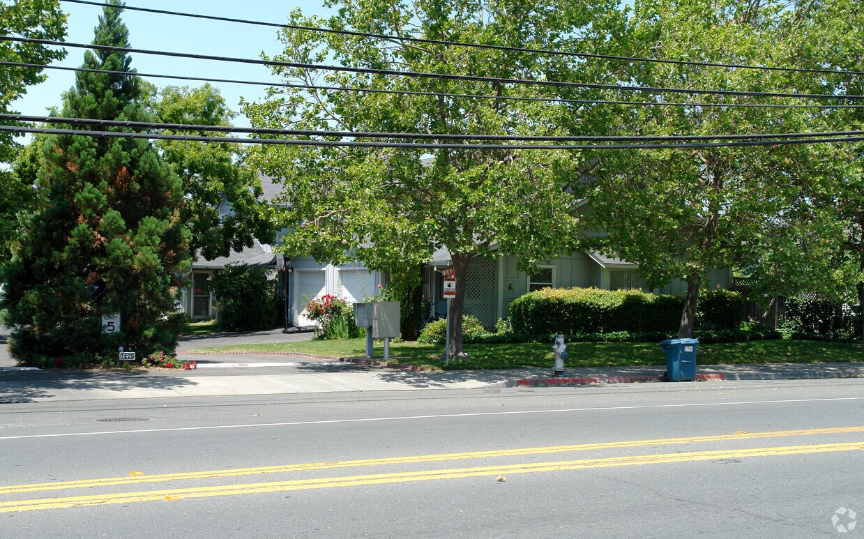 Primary Photo - 1225 Broadway