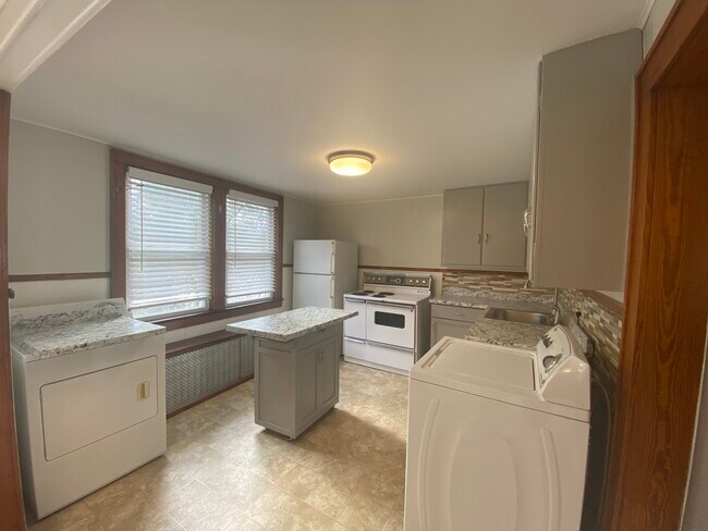 Kitchen - 168 Hudson Ave