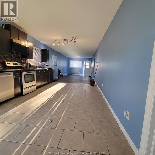 Building Photo - 2639 Lloyd George Blvd