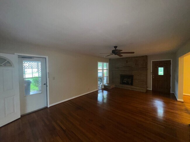 Foto del edificio - 551 Glade Rd E