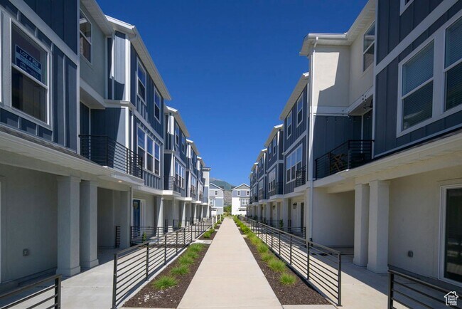 Foto del edificio - 3-bedroom, 2.5-bath townhome offering modern living in an unbeatable location.