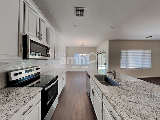 Foto del edificio - 16248 W Desert Mirage Dr
