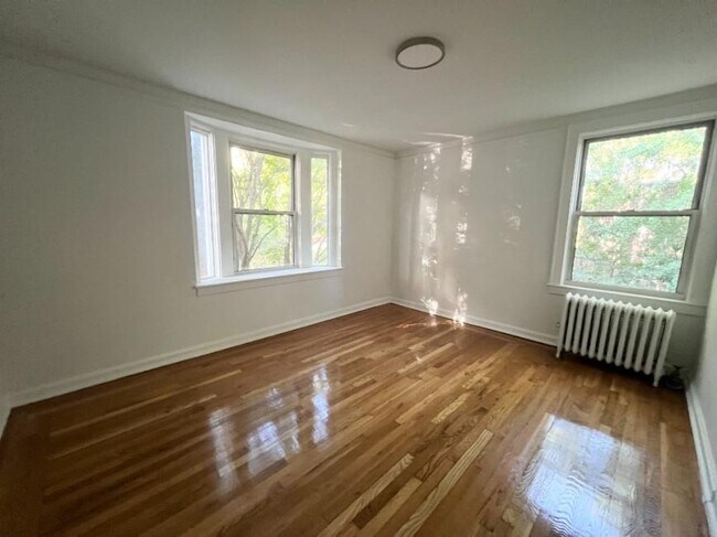 Foto del edificio - 1 bedroom in SUNNYSIDE NY 11104