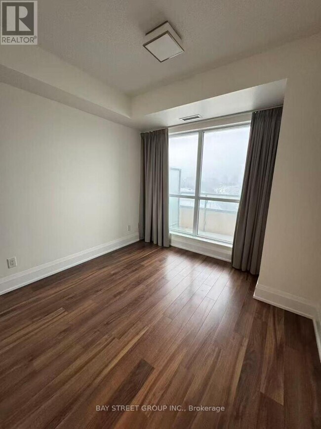 Photo du bâtiment - 120 Harrison Garden Blvd