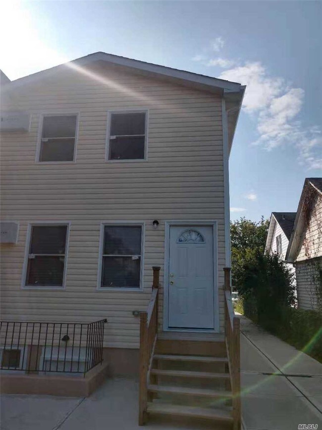 Foto del edificio - 215-17 Hollis Ave