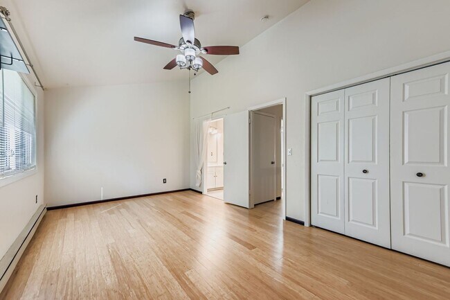 Building Photo - Cozy 4B/2B Unit With Views In East Boulder...