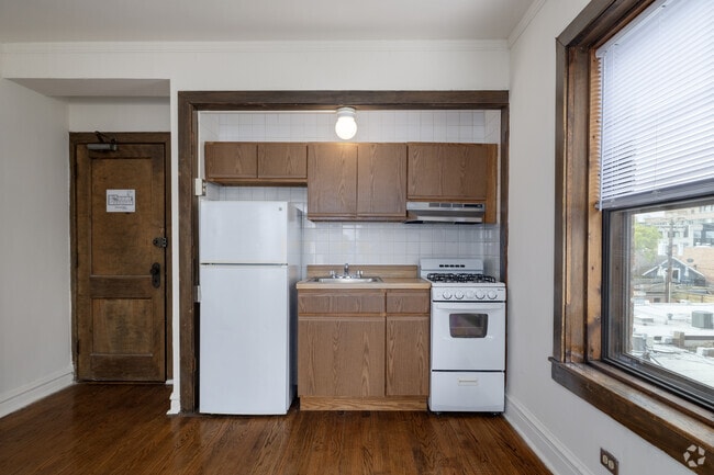 Studio - 370SF - Kitchen - 2256 N. Cleveland