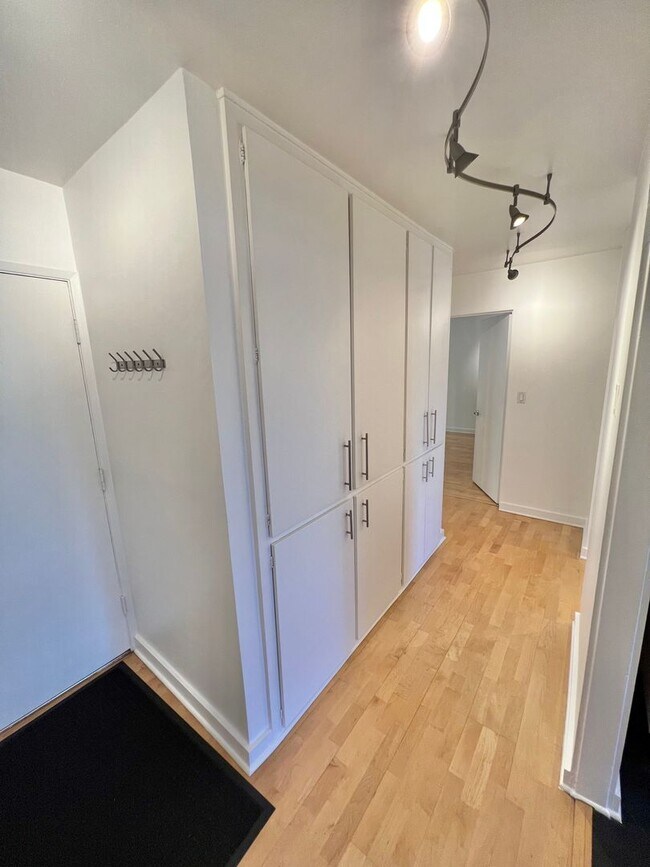 Foto del edificio - Modern 2 bedroom Gem Near Bixby Park | Private Balcony & Secured Parking