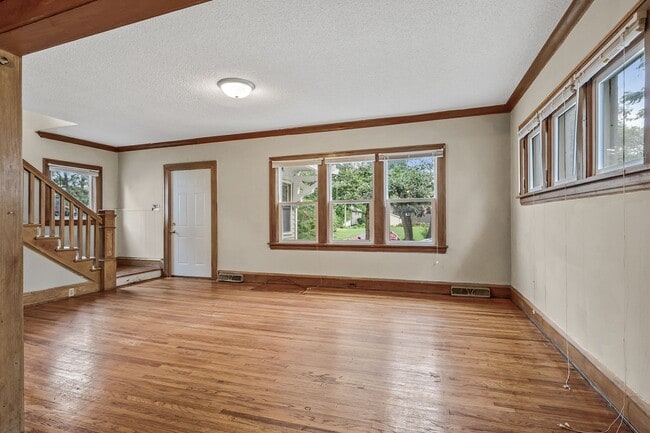 Building Photo - MUST SEE 5BD/2BA in Como near U of M! Avail. 9/1/26