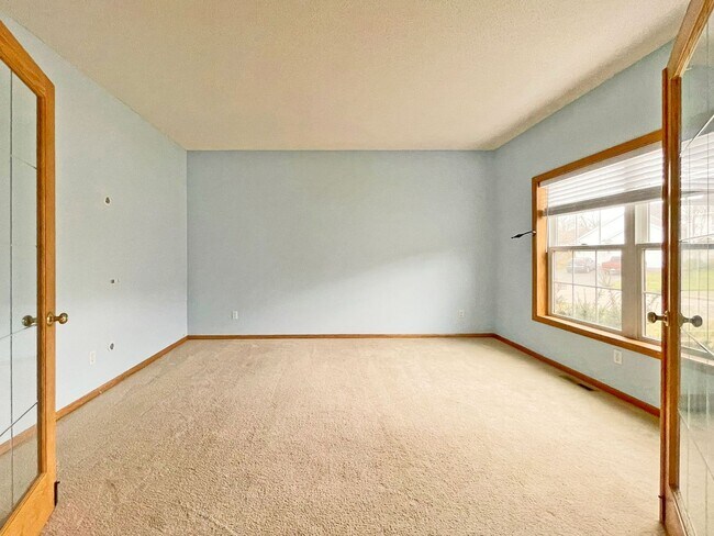 Building Photo - Spacious 2-Story Home, New Carpet & Floors, Fireplace, Huge Family Room, 4 BR's on Upper Level, 5...