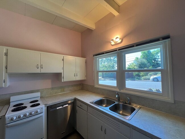 Building Photo - Charming South Hills Home