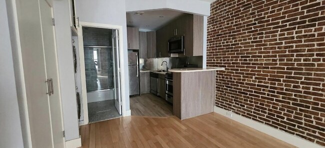 Foto del edificio - 349 E 52nd St