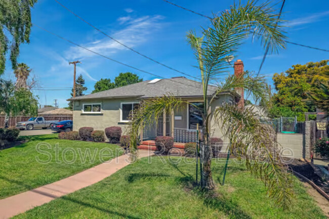 Building Photo - 808 E Lewelling Blvd