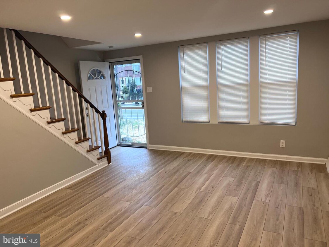 Primary Photo - 313 E Ashdale St
