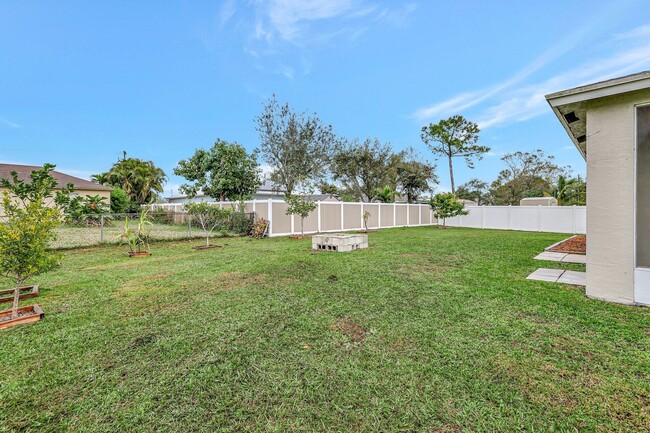 Building Photo - 577 NW Floresta Dr