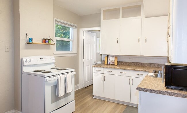 Foto del edificio - Cozy 2-Bedroom Home Near Sacred Heart, Shriners, and Deaconess