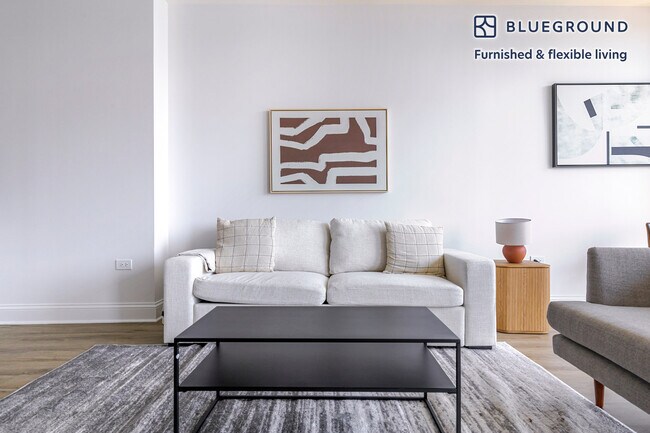 Building Photo - 2 W Delaware Pl