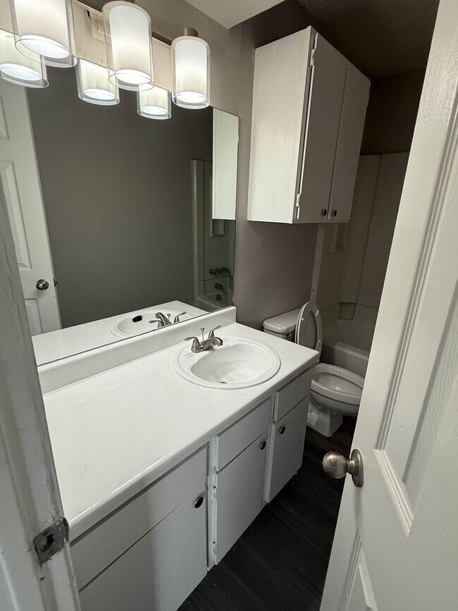 Building Photo - 955_4 Little C-Homes 5, LLC