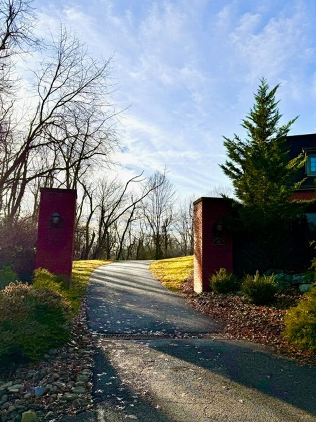 Building Photo - Spacious, private, large home