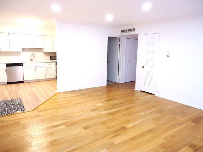 Building Photo - 2818 Dundee Rd