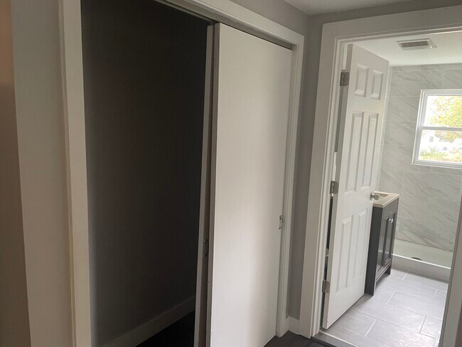 Building Photo - 551 Silver Sands Rd