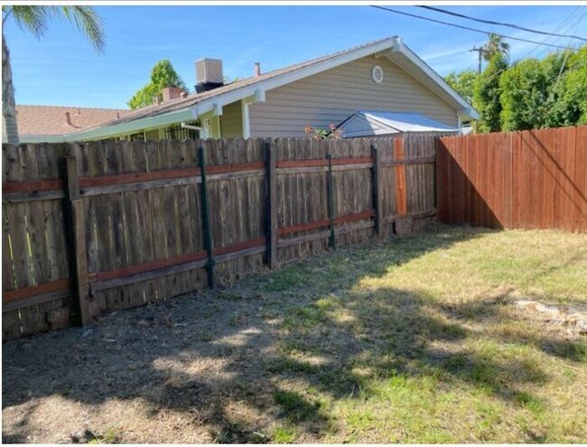 Foto del edificio - Move-In Ready 2BR Duplex — South Sacramento, Pets OK