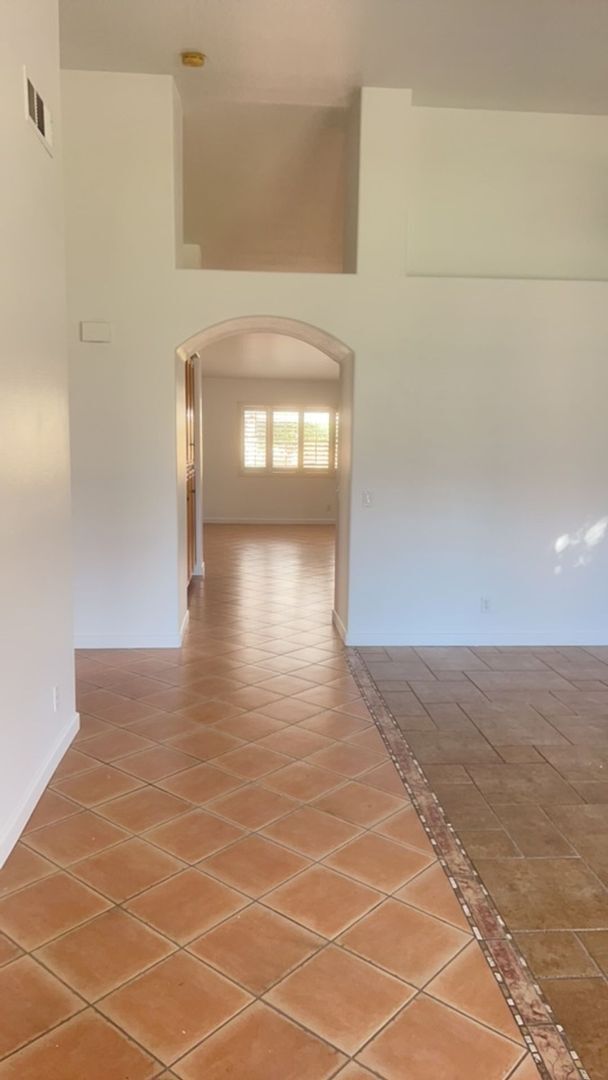 Building Photo - Beautiful Single-Family Home in the Desira...