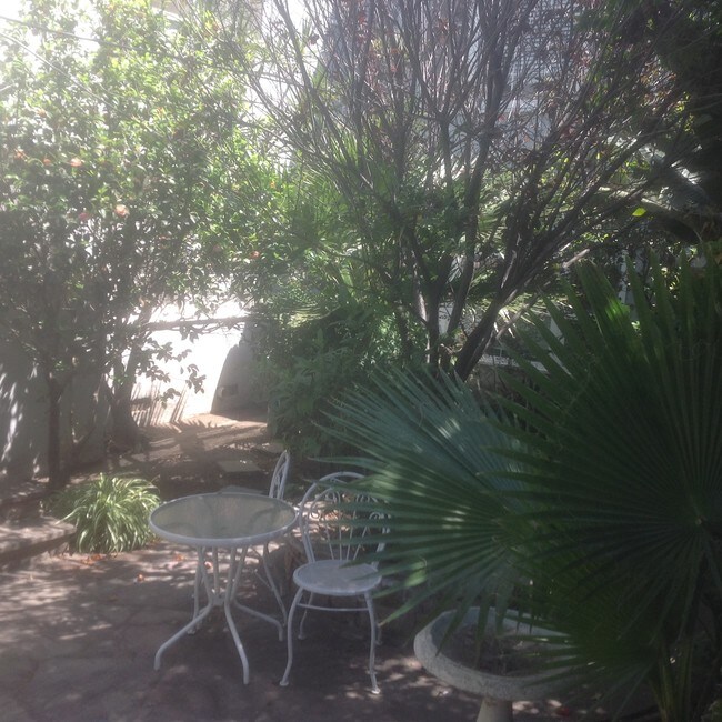 GARDEN - 7654 Hollywood Blvd