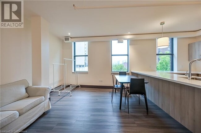Photo du bâtiment - 121 King St E