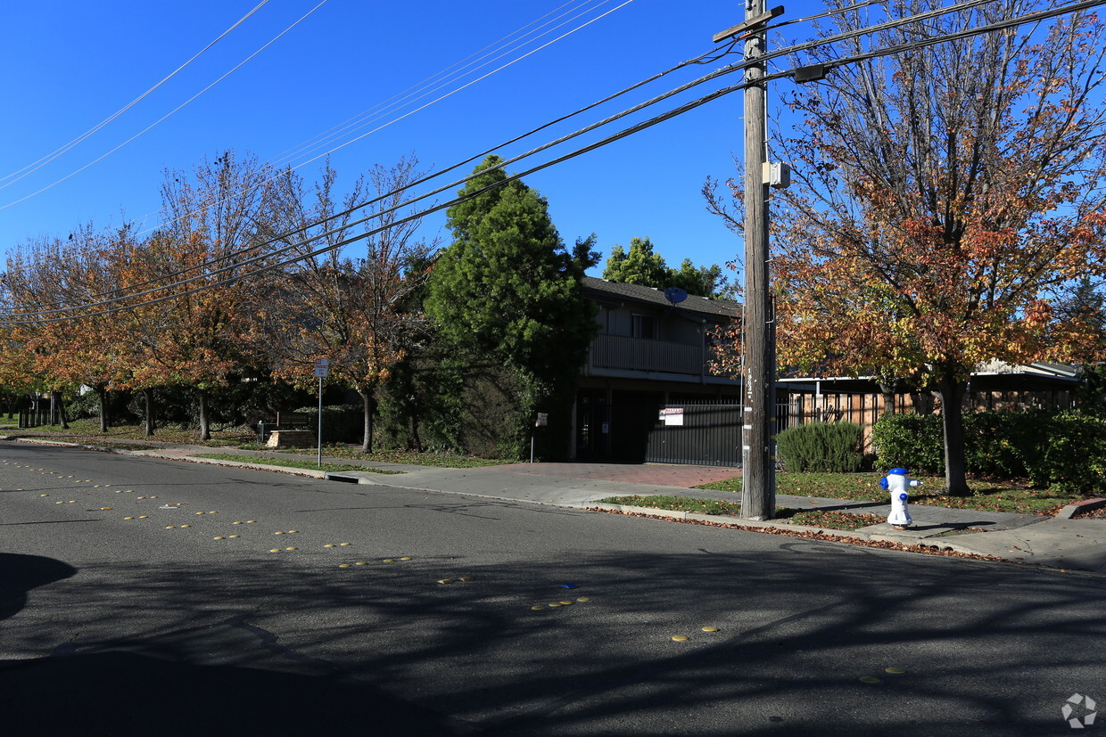 Foto del edificio - Woodside Garden Apartments