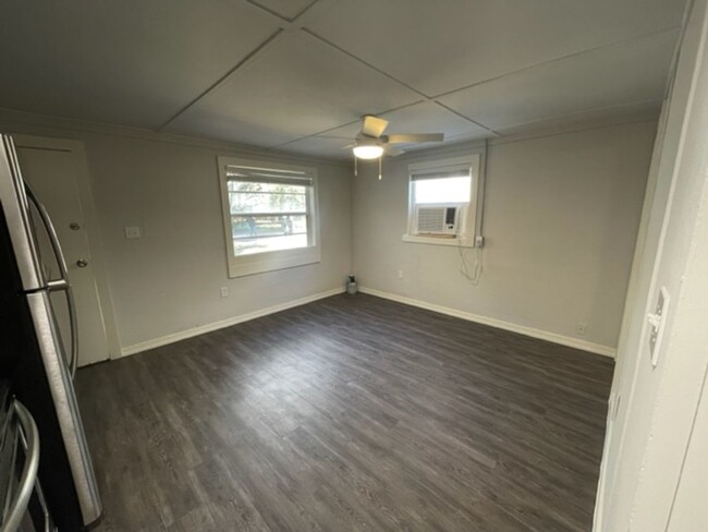 Building Photo - Newly Renovated 1 Bedroom, 1 Bathroom Apar...