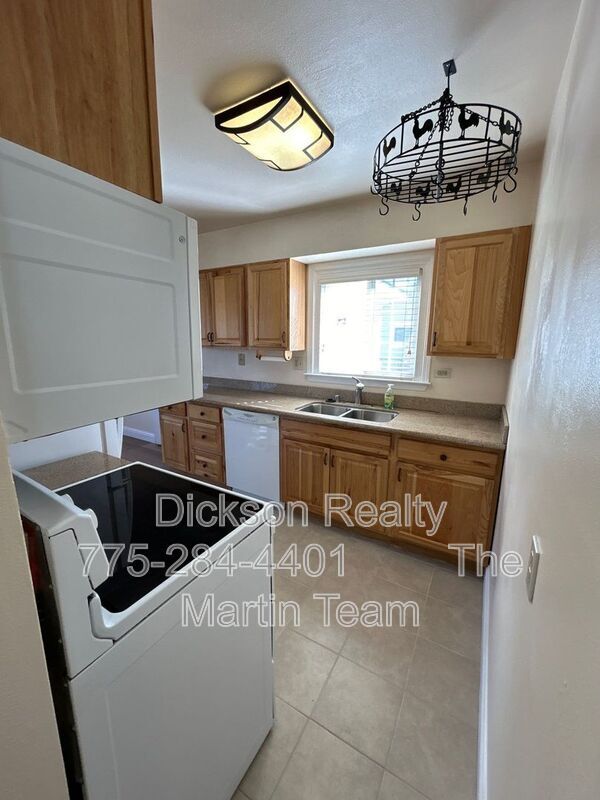 Building Photo - 915 Melrose Dr