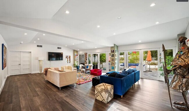 Foto del edificio - 820 Foothill Ln