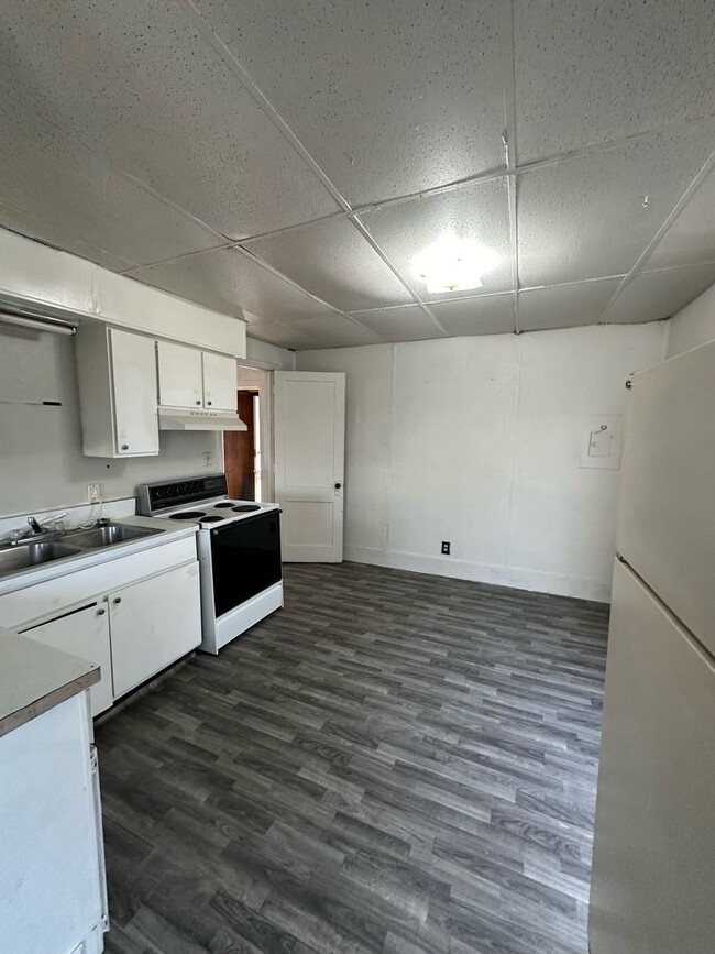 Building Photo - 417 Middlebury St