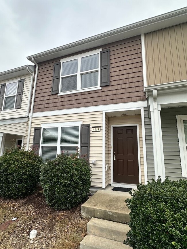 Building Photo - Spacious 3 Bed, 3.5 Bath Townhome in Desirable & Convenient Highland Creek Community!