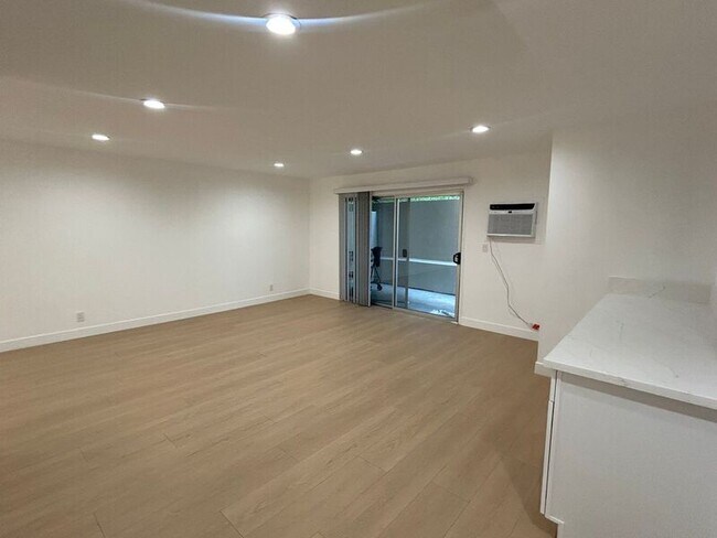 Foto del edificio - 3155 Montrose Ave