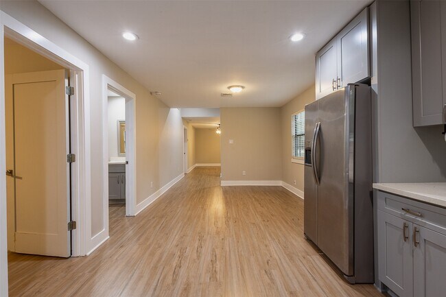 Foto del edificio - 12028 Cedar Ln