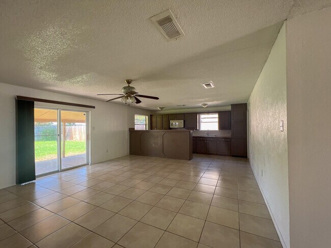 Building Photo - Hard to find 4 bedroom home in Haltom City