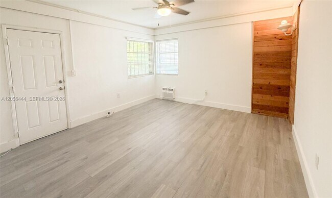 Foto del edificio - 8144 Harding Ave