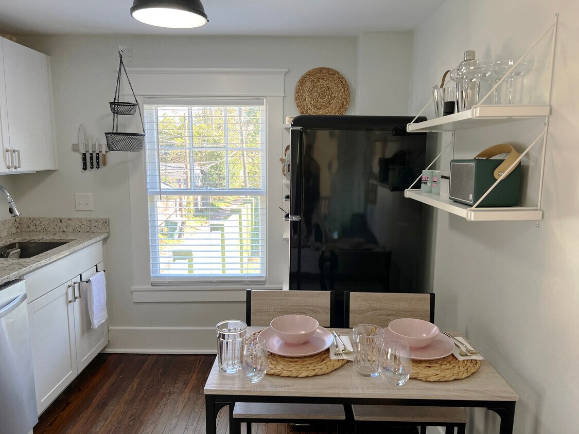 Dining/Kitchen - 518 E Victory Dr