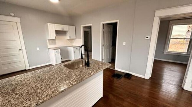 Foto del edificio - Spacious 3BR / 2BA Home – Private Upstairs Living Area & Fenced Backyard